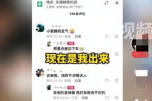 ?赫罗纳中场加西亚与球迷合影时还不忘用电脑观看巴萨比赛